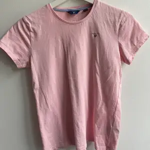 En rosa t-shirt från gant 🙌🏼🙌🏼🙌🏼 de är barnstorlek på 14år men passar en som är xs