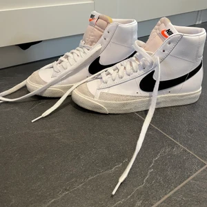 Nike Blazer Mid 77 Vntg i vitt - Nike sko i fint skick, tyvärr för liten storlek för mig. 