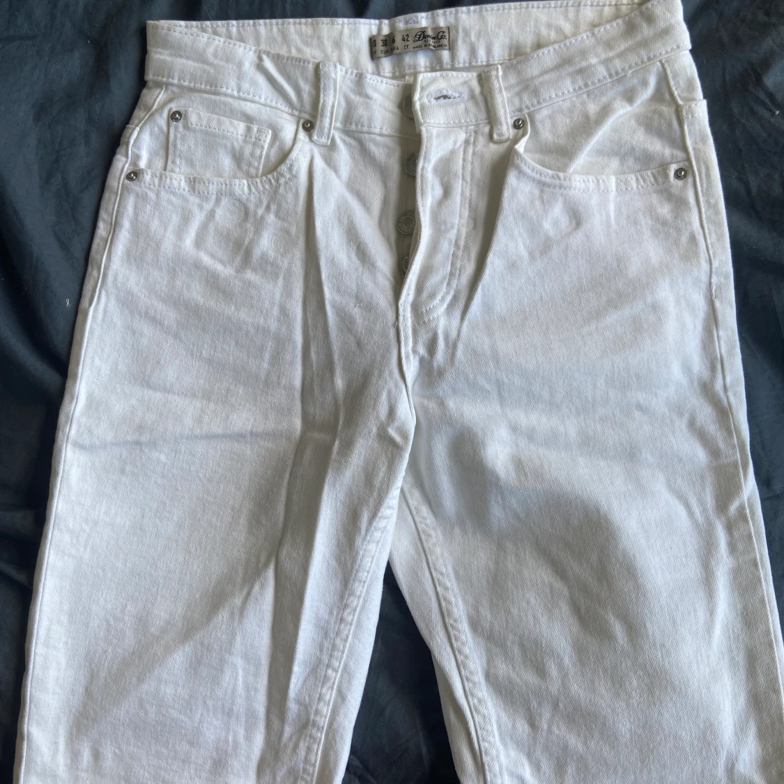 Vita längre jeansshorts