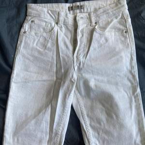 Vita jeansshorts i storlek 38, som går ner till knäna ungefär. Endast använda en gång