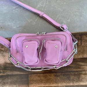 Nunoo bag  - Jättesöt liten rosa väska från Nunoo. Man kan ha den både som axelväska och crossbody💗💗