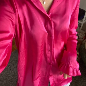 Skjorta från nakd - Så fin skjorta i silkesmaterial från nakd. Bara använd ett fåtal gånger. Den är i storlek s, men passar fler storlekar beroende på hur man vill att den ska sitta.