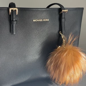 michael kors väska - Säljer min äkta Michael Kors väska då ja inte använder den längre. De är en lagom rymlig stor väska, äkt bevis finns 💓💓Köpt för mellan 4-5 tusen. Kom privat för fler bilder