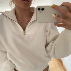 Så fin half zip - Säljer min så så fina half zip tröja i storlek xs från Gina. Verkligen så fin och diggar den lite mindre storleken som är super oversized  uppe men lite kortare och slutar precis under naveln. Älskar verkligen denna men säljer då jag köpt en ny liknande☀️