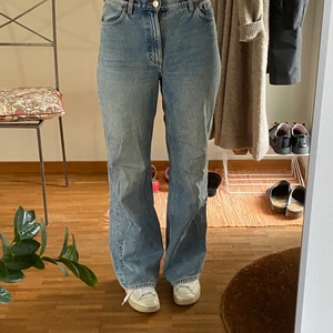 Jeans - Långa raka jeans från monki i en perfekt blå färg. De är väl använda, men det är inget som syns