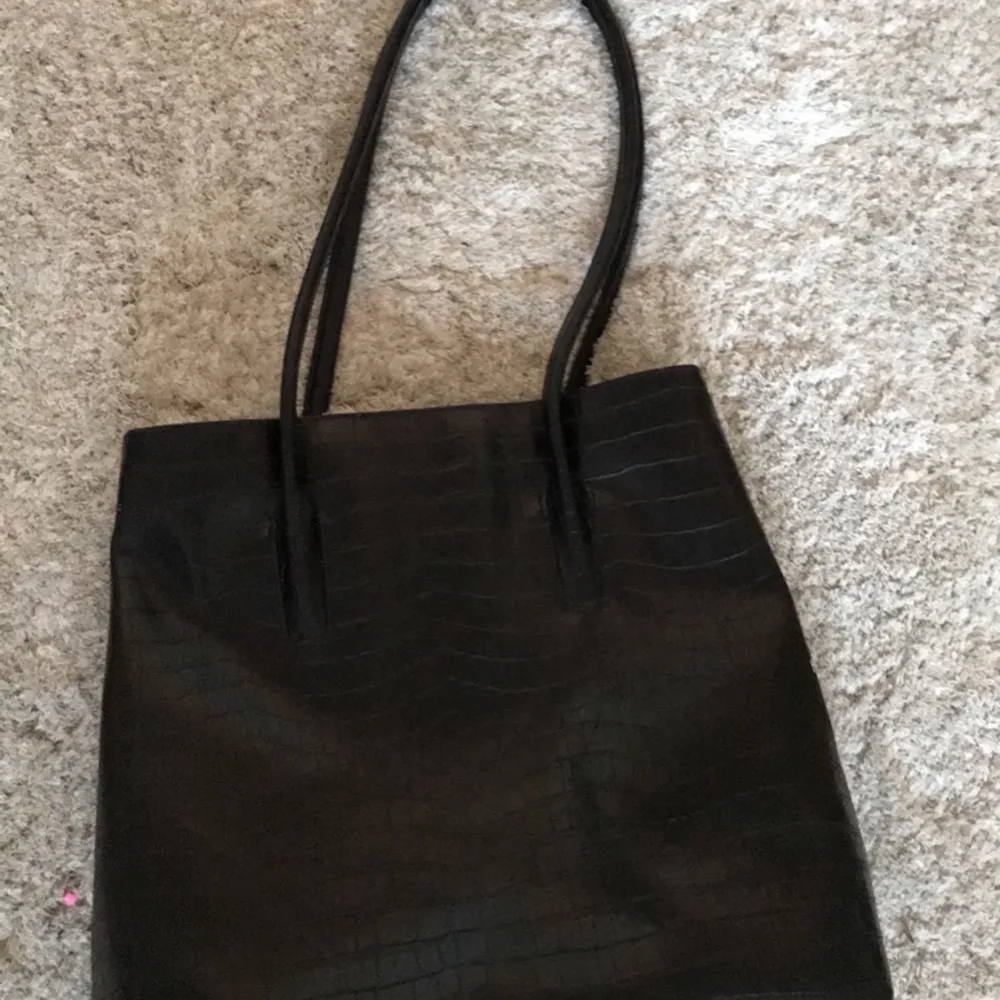 Säljer min mammas gamla hand väska från 90-talet🎸⭐️ hon köpte den för 1700 men jag har använt den några ggr!. Väskor.