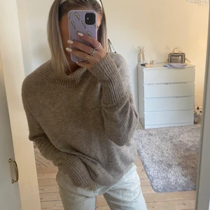 Stickad tröja - Super mysig tröja till hösten!  Frakten ingår i priset💕 