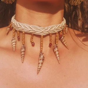 Snäckhalsband - Broderad lin, träpärlor och snäckor. Knyts med band (mockaimmitation) i nacken. ✨🐚🧜‍♀️🐚✨