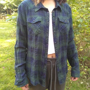 Rutig flannellskjorta - Skön, blå och grön flannellskjorta som inte kommer till användning. Skriv om du vill ha fler bilder:)
