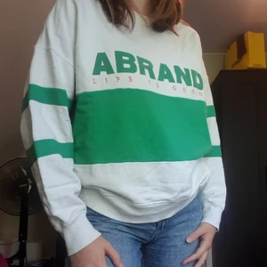 Snygg collagetröja - Fin tjocktröja i vit och grön som är köpt här på plick. Storlek S men äxen XS om man vill ha den lite mer oversized. Som ny.