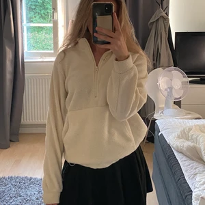Half zip-up tröja - Säljer denna half zip-up tröja ifrån carlings, märket I stay. Strl s. Det är ull material och den har resår som går att dra åt i midjan. Köparen står för frakt ❤️