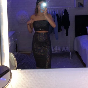 Klänning - En klänning som inte kommer till användning längre. Knappt använd. Det är ett klännings sett. Jätte fint skick🥰