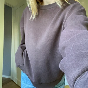 Sweatshirt - En brun sweatshirt från Gina Tricot som jag knappt använt. Har en liten fläck på armen som går bort i tvätten(se sista bilden). Säljer då den inte kommer till användning. Färgen gör sig mest rättvis på andra och sista bilden!