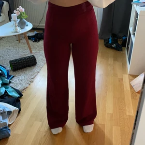 Röda kostymbyxor  - Röda kostymbyxor från bikbok. Använda endast 1 gång. Väldigt sköna💘 tveka inte på att ställa frågor om det är något du undrar!