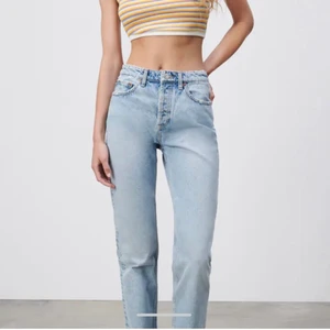 Zara mid rise jeans - Straight mid rise jeans från zara. Sjukt snygga och efterfrågade. Passar till allt. Använd fåtal gånger, inga defekter. 💞 
