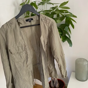 Tunn höst jacka  - Säljer denna gröna trendiga jacka/tröjan. Jätte bra till hösten 