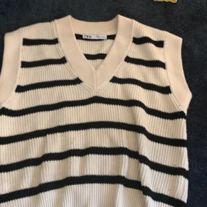 Superfin väst från Zara! 🤍 - Säljer denna jättefina väst då den inte kommer till användning tyvärr! Den är lite stor i storleken och sitter ganska löst på! 🤍 vid snabbt köp kan pris sänkas 