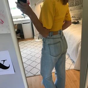 Gul topp - Skön fin och enkel topp med lösa ärmar. Den är fin och oanvänd. Jag tycker själva inte att den passar på mig men jag tycker att den är väldigt fin så ifall någon annan skulle vilja köpa den så är det fritt framm.