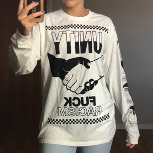 Longsleeve  - Longsleeve med tryck framtill och på både ärmarna. Fuck racism. Strl L 