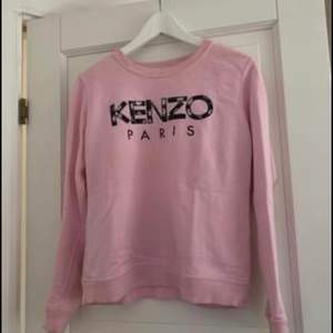 Två stycken jätte fina kenzo tröjor, storlek S/M använda ett par gånger men det finns inga skador, skicka ett meddelande vid frågor eller om du vill se fler bilder!  Pris: en tröja för 500kr båda för 800kr 