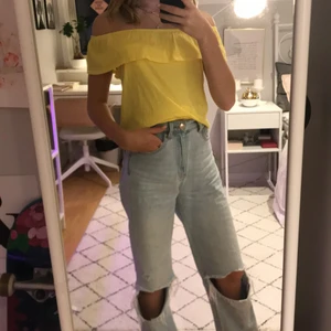 Gul offshoulder topp - Söt topp som du kan off eller on shoulder det spelar inte så stor roll du kan välja själv vad du tycker passar bäst. Jättefin färg som är jättesnygg till blå och vita jeans. Den har inga fläckar och är inte sliten på någon sätt.