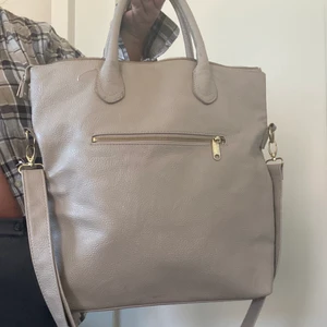 Handväska  - Beige rymlig handväska med mindre slitningar. Använt skick. Inköpt från H&M för flera år sedan! Tidigare använd som skolväska då man får plats med mycket + den matchar till allt!
