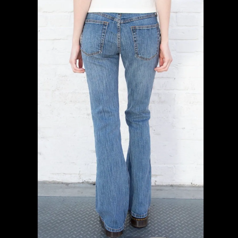 Bootcut/flare jeans från Brandy Melville i modellen Brielle 90s jeans. Strl S passar XS-S! Helt nya 💘. Jeans & Byxor.