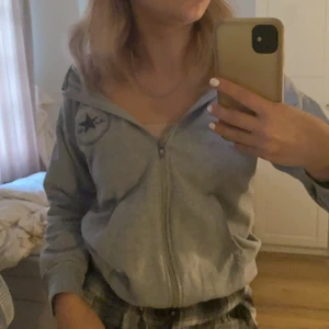 Zip Hoodie  - Säljer nu min Converse zip Hoodie som inte kommer till användning ( undrar du på något är det bara att fårga💞) buda från 100 eller köp direkt 175