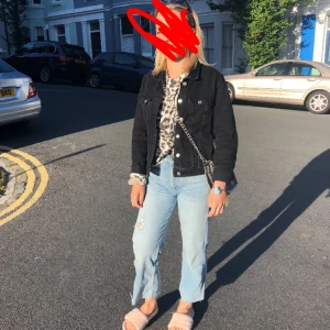 Jacka från Zara  - Jacka från zara i väldigt bra skick. Den är i storlek xl men är väldigt liten i storlek så skulle säga att den är en s. Nypris 399kr. Mitt pris  90kr+frakt ❤️