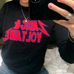 Zadig & voltair tröja - Svart zadig & valtair tröja. Som ny!💕 (fläcken är på spegeln och inte på tröjan) högsta budet ligger just nu på 750kr!