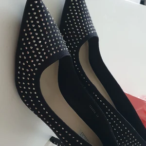 Nelly klackskor, pumps- "Euphoria Glitz pump - Pumps från Nelly. Liten i storlek därav aldrig använt. Storlek 39 enligt Nellys hemsida.