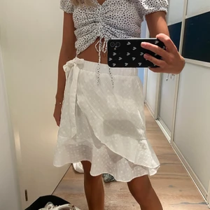 Kjol - Säljer denna jättefina kjol ifrån h&m i storlek s, aldrig använd så helt i nysskick då den är lite stor på mig! Fraktar inte🤍