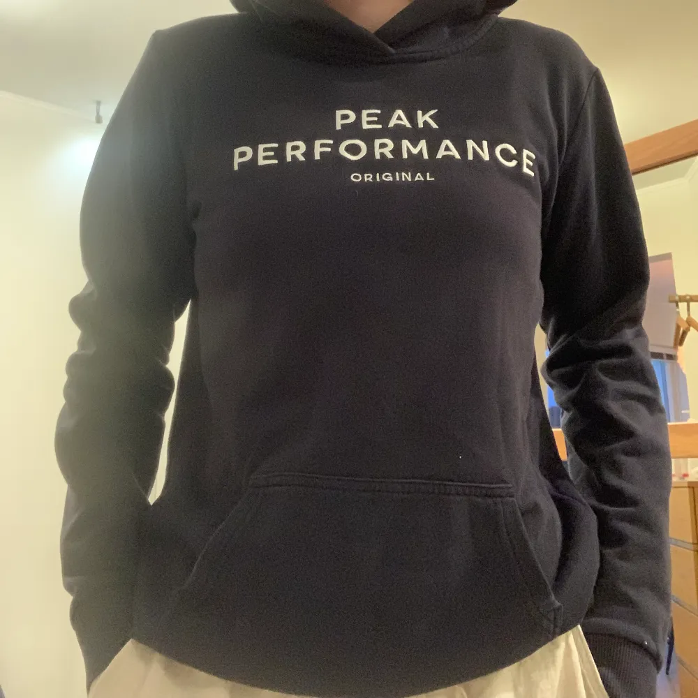 Peak performance Hoodie i marin blå. Gör utrensning av garderob kolla mina andra annonser!. Hoodies.