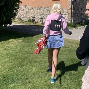 Rosa hoodie - Köpt förra året. Bara använd fåtal gånger. Lite nopprig men går lätt att få bort, därav priset. Köpt för 400 kr.