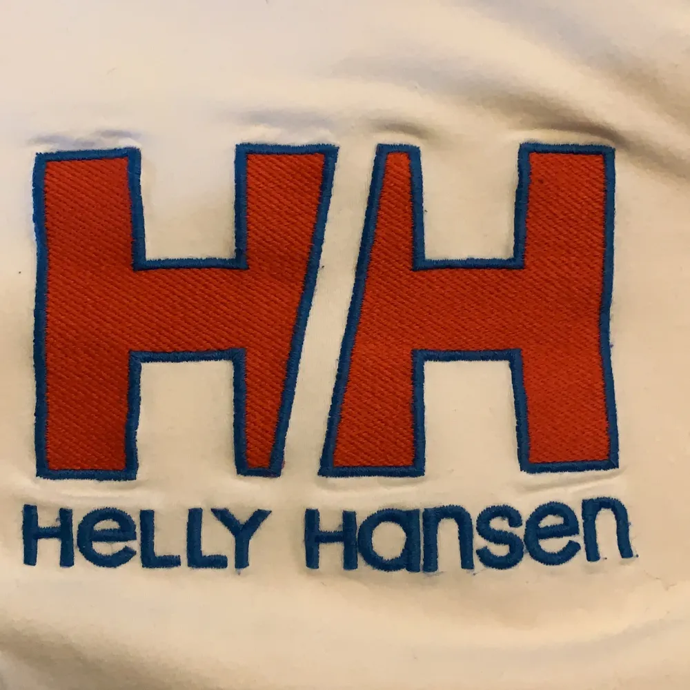 Jättefin Hally Hansen t-shirt i ett väldigt fint skick. Använder inte längre. Själva tröjan står att det är en M men jag skulle snarare säga att den sitter som en   XS-S.. T-shirts.