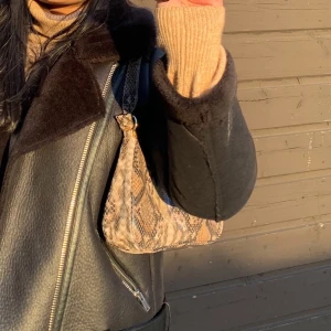 Väska - Jättefin väska med kort axelband. Bra skick!!💗💗