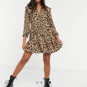 Beige ”leopard” klänning från stradivarius (asos) nyskick och prislapp kvar. Aldrig kommit till andvönding  men köpte i juni💓