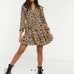 Beige ”leopard” klänning från stradivarius (asos) nyskick och prislapp kvar. Aldrig kommit till andvönding  men köpte i juni💓