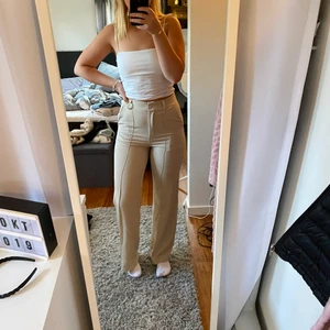 Beige kostymbyxor från designbysi  - Beiga kostymbyxor köpta här på Plick. I bra skick och i storlek s. Säljer för 300 + 66 kr frakt❤️