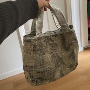 Väska med mönster och silver detaljer! - Så fin väska med kartmönster och coola silverdetaljer, 100kr inklusive frakt!