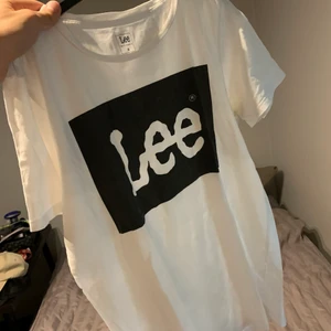 Lee tshirt  - Medium, litet hål , se bild 2 