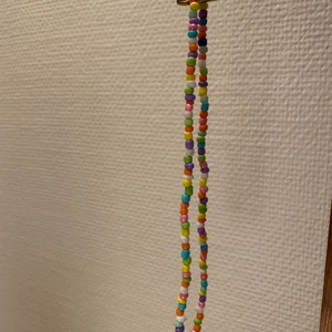 Halsband - Enkelt halsband i olika färger❤️💚💙💜🤍Du kan designa med dom färgerna du gillar bäst men skynda skynda för pärlorna är snart slut och då kommer det ta ett tag innan vi får nya😝Iallafall, fri frakt på beställningar över 80kr och kolla gärna in våra andra sociala medier på tiktok och instagram där vi heter em_smycken❤️😚