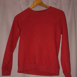 Sweatshirt  - En röd sweatshirt. Jätte fin passform. Säljer för jag inte passar bra i röda kläder. Kostade typ 170kr ny.  