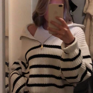 Randig stickad tröja - Slutsåld randig stickad tröja ifrån Gina Tricot. Sparsamt använd då jag nyligen köpt den och inte hunnit andvända den så mkt. Storlek XL men sitter som en M på mig som vanligtvis har S. Frakt på 66kr tillkommer. HÖGSTA BUDET JUST NU 340kr!!