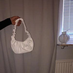 Väska - En väska från shein. Aldrig kommit till andvändning. Köpt för typ 70kr. 