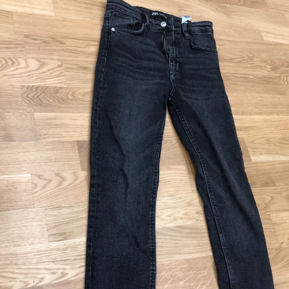 Ett par svarta ”washed” svarta jeans med stretchig tyg så den sitter bra på kroppen. Säljer på grund av att den är för liten för mig men väldigt snygg. Jättebra skick! . Jeans & Byxor.