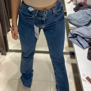 Ett par mörk blåa långa jeans - Ett par mörka jeans från Zara. Använda 2-3 gånger och har ingen användning av de mer. Sitter väldigt bra på. 