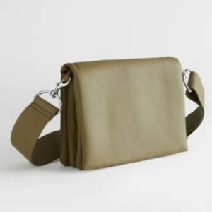 & other stories väska  - Olivgrön crossbody bag från & other stories köpt i början av 2021💚 Använd ganska mycket men inga skador en slitage. ⚡️🧚‍♀️