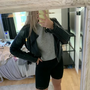 Skinnjacka i superbra skick  - Säljer nu min skinnjacka då jag inte kände att de va min stil, denna är använd några fåtal gånger, superfin å i jättebra skick! Några detaljer vid ärmen <3 fin att ha som oversize. Jag är normalt en S/M och jackan är i storlek XL, men den är supereliten i storlek så passar  från S till m. 