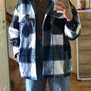 rutig jacka - säljer nu min rutiga höst/vårjacka från chelsea! storklek L men jag skulle säga att den är med som en M då den sitter bra på mig som är 168 cm! använd väldigt få gånger💘💘